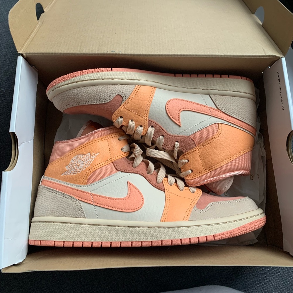 NEVER WORN APRICOT JORDAN 1S